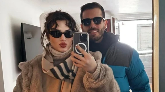 Defne Samyeli’nin kızı Derin Talu, sevgilisiyle İsviçre tatilinde büyüledi! ❄️❤️