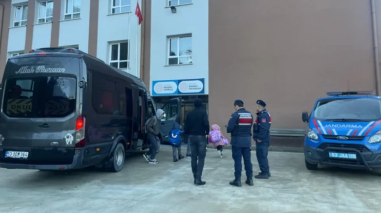 Jandarma'dan Okul Çevrelerine Denetim: Huzur ve Güven Uygulaması Başlatıldı.