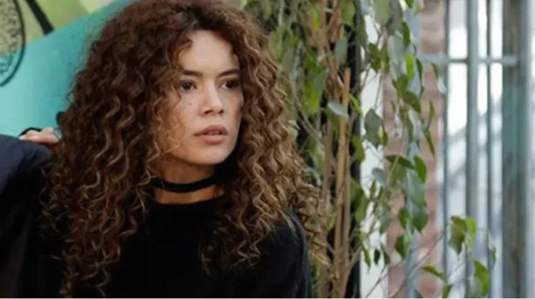 Seray Kaya Kimdir? Nereli, Kaç Yaşında ve Hangi Dizilerde Oynadı? (2025)