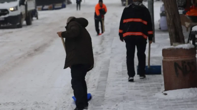 Narman Belediyesi karla mücadeleye devam ediyor, yolları güvenli hale getiriyor