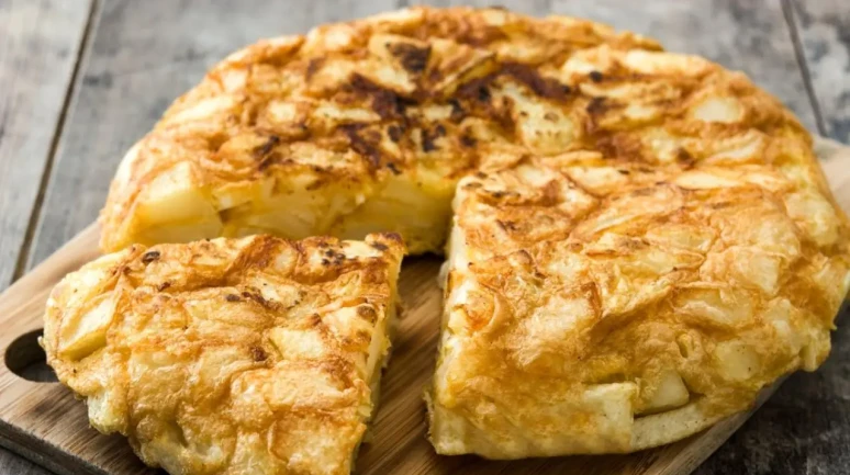 Ağızda eriyen kahvaltılık tarif! Patatesli börek tarifi