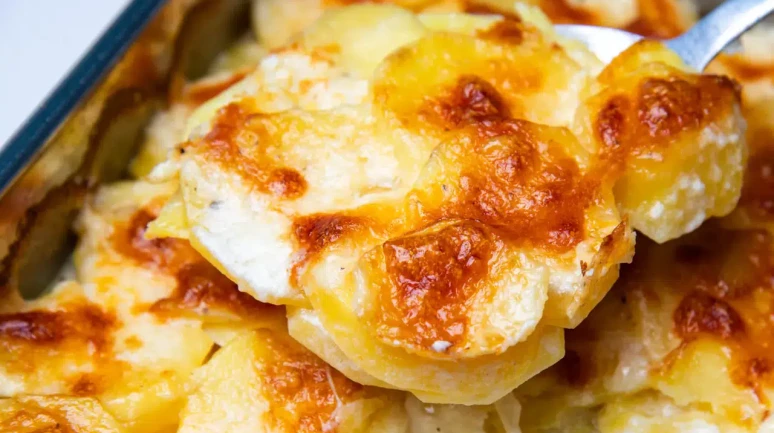 Şık sofraların vazgeçilmezi: Patates graten tarifi