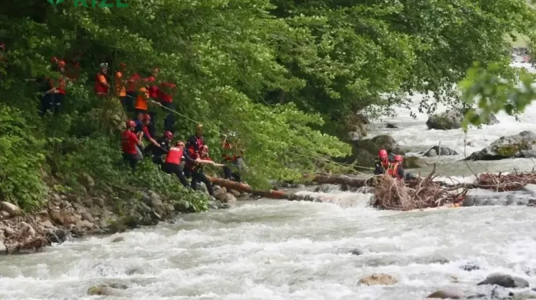 Rize'de aranan kayıp şahıs ölü bulundu, arama çalışmasına katılan ekibin botu devrildi, 1 personel hayatını kaybetti