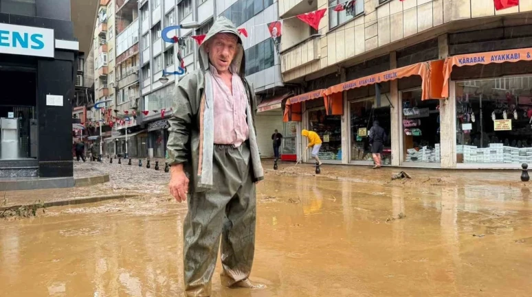 Rize'de Sel Sonrası Temizlik Seferberliği: Pazar İlçesinde Su Seviyeleri Düşüyor