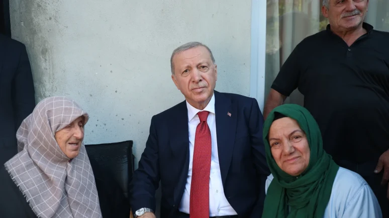 Başkan Erdoğan'dan baba ocağında ahde vefa! Rize'de komşularını ziyaret edip hayır dualarını aldı
