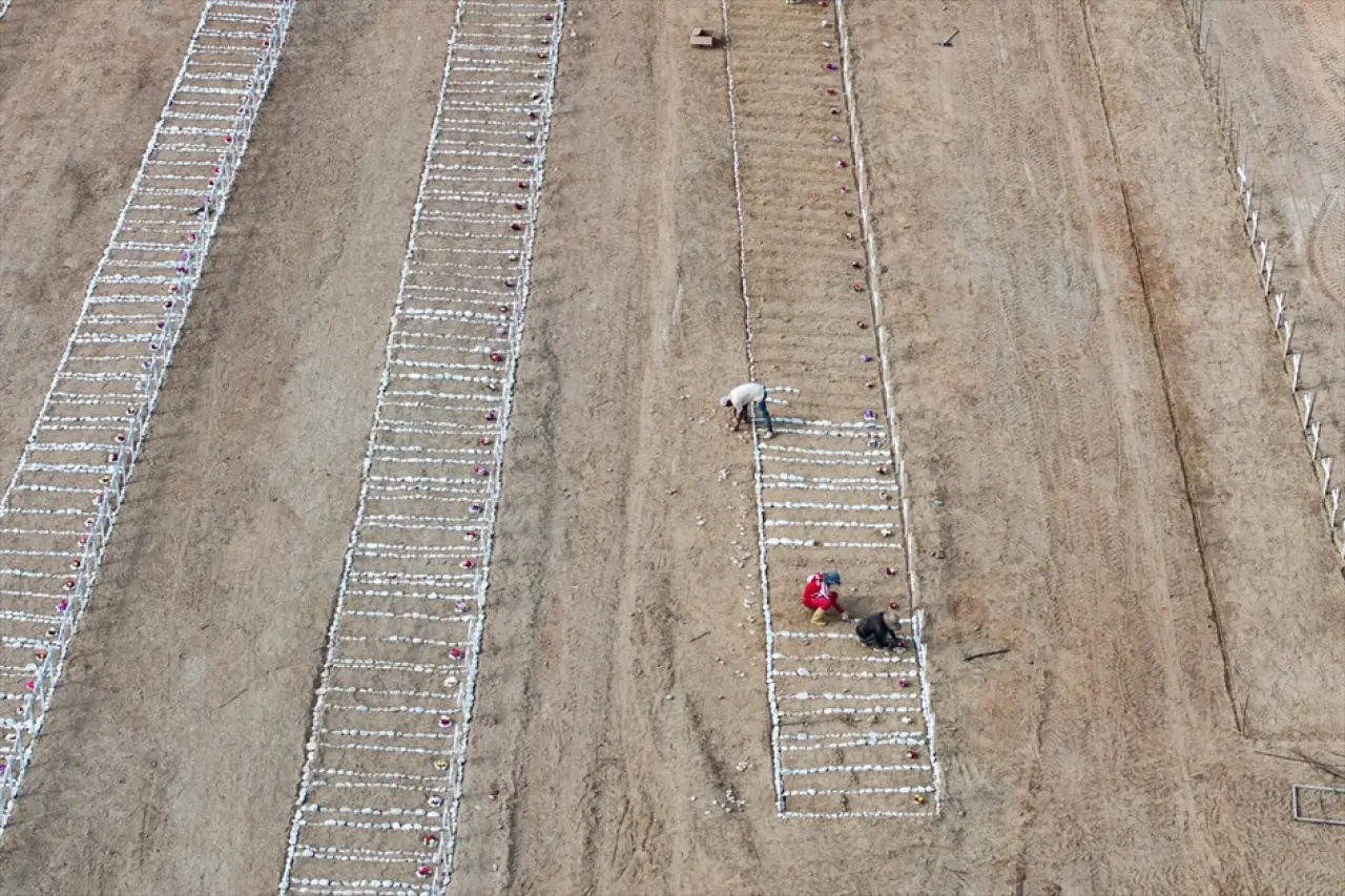 Depremlerde hayatını kaybedenlerin sayısı 5 bin 119'a çıktı 1 Venezuela'da depremde hayatını kaybedenler La Esperanza Mezarlığı'na defnediliyor