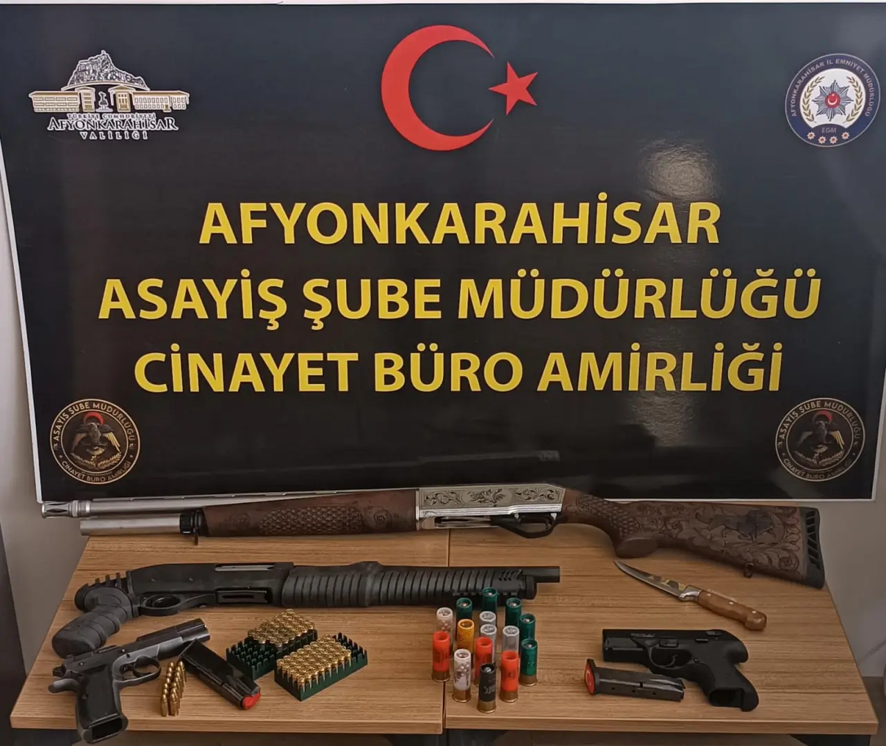 Minibüs durağı cinayetinin ardından cephanelik çıktı 20 Minibüs durağı cinayetinin ardından cephanelik çıktı