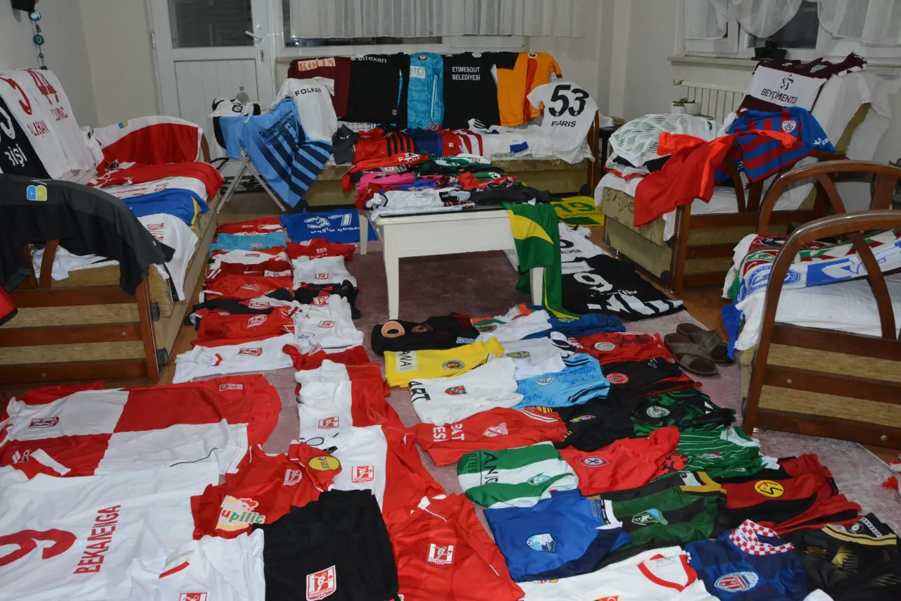 Spor muhabiri, evini futbol müzesine çevirdi 53 Spor muhabiri, evini futbol müzesine çevirdi