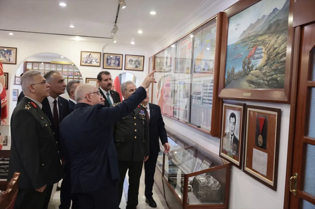 Milli Savunma Bakanı Güler, Kıbrıs Türk Barış Kuvvetleri Komutanlığını ziyaret etti 14 Milli Savunma Bakanı Güler, Kıbrıs Türk Barış Kuvvetleri Komutanlığını ziyaret etti