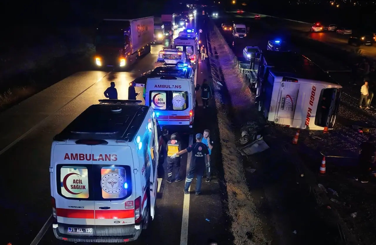 Otobüs, kayganlaşan yolda şarampole devrildi: 40 yaralı 9 Otobüs, kayganlaşan yolda şarampole devrildi: 40 yaralı