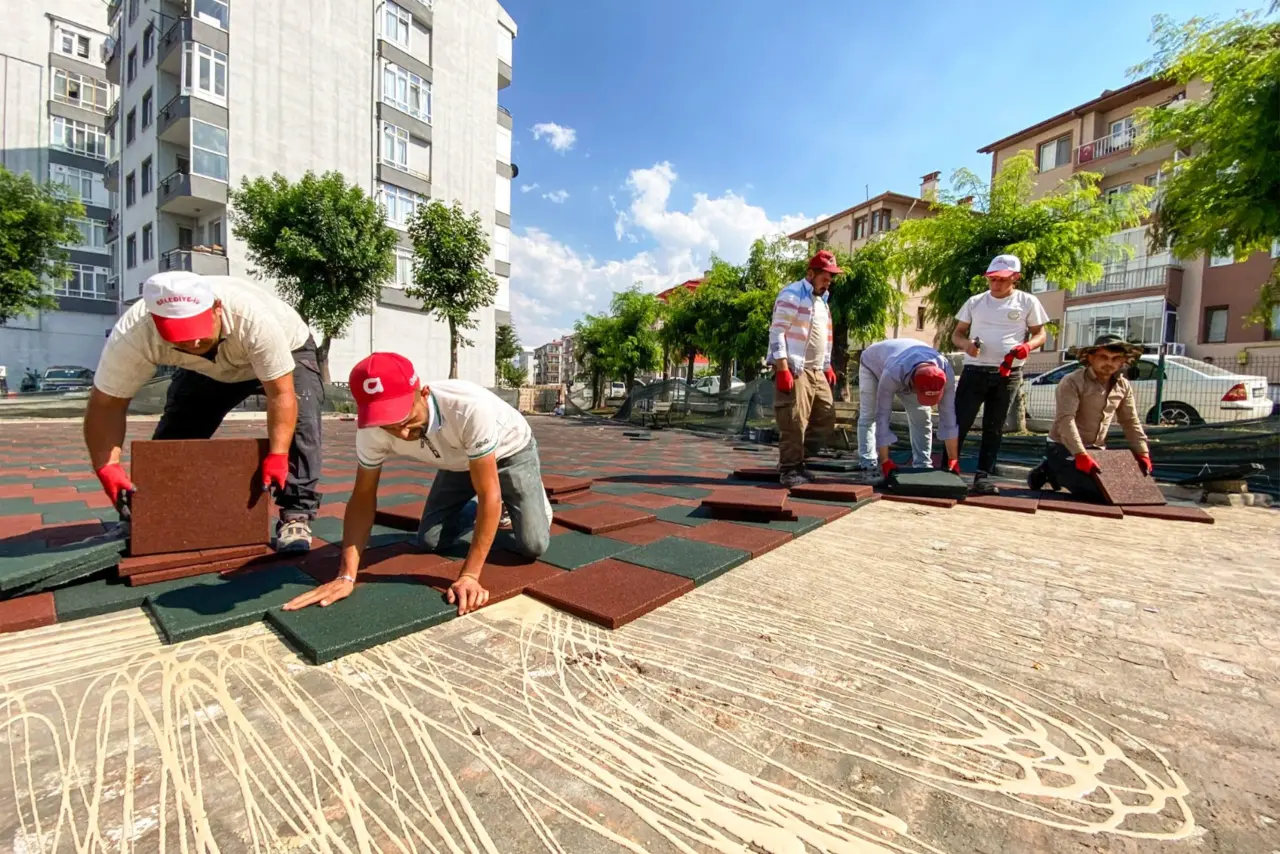 Parklarda güvenli ve konforlu oyun alanları oluşturuluyor