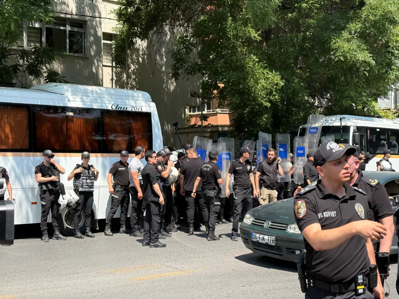 NATO karşıtı eylem yapan gruba gözaltı 3 NATO karşıtı eylem yapan gruba gözaltı