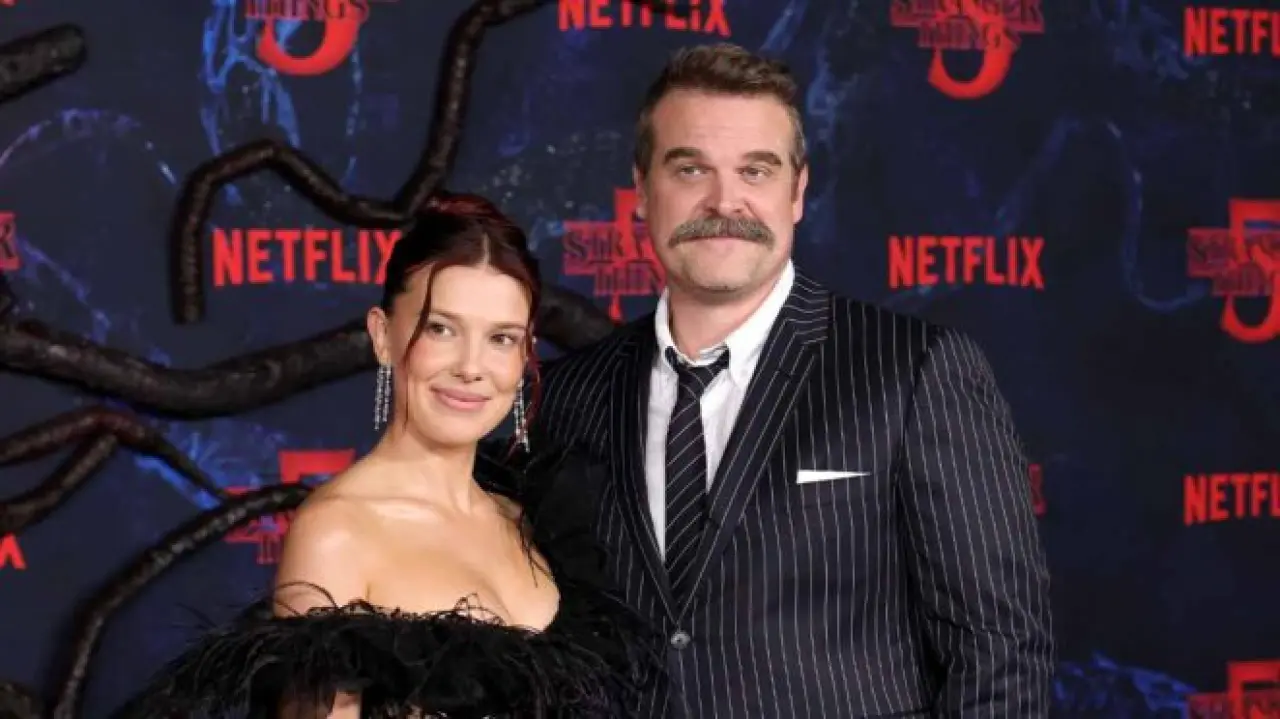 Stranger Things Yıldızları Yeni Netflix Dizisinde Yeniden Bir Araya Geliyor 59 Millie Bobby Brown ve David Harbour Stranger Things