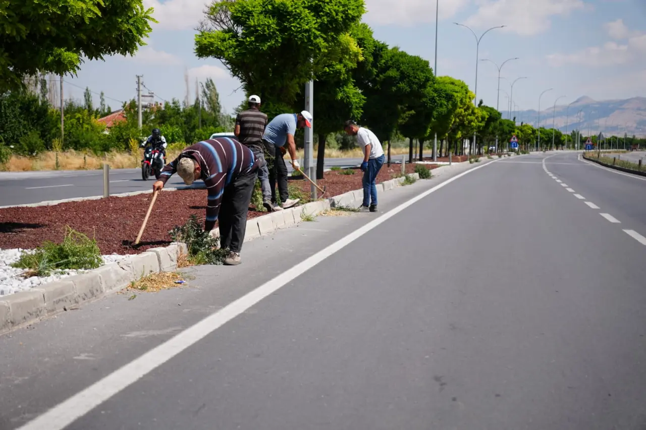 Gökçeyayla Mahallesi'nde soğuk asfalt çalışması