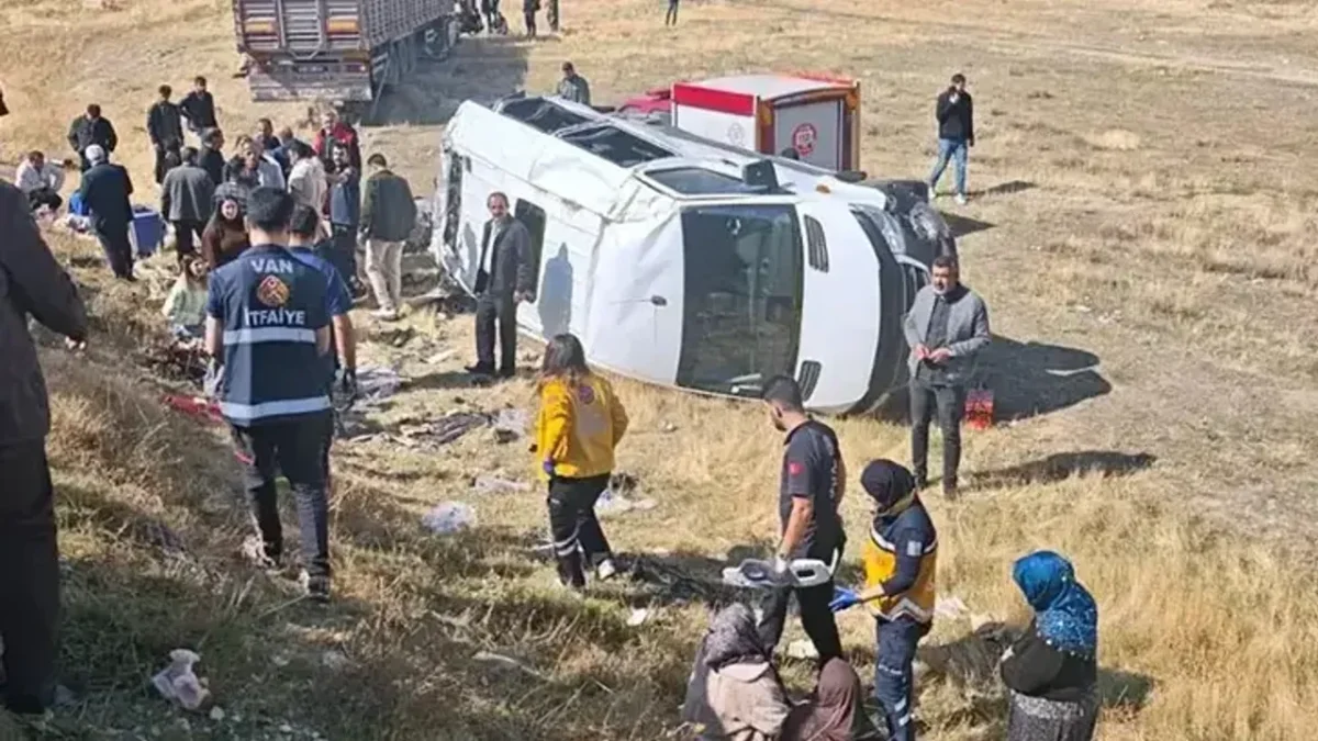 Van’da TIR ile yolcu minibüsü çarpıştı: 1’i ağır 11 yaralı
