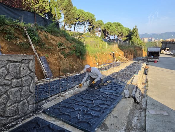 Rize Belediyesi’nin Saha Çalışmaları Sürüyor: 8 Noktada Perde Duvar, Kaldırım ve Asfalt Çalışması