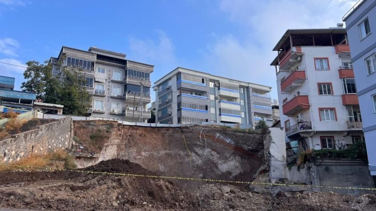 Kahramanmaraş’ta toprak kaydı, yol çöktü: “Demirleri alabilmek için istinat duvarını yıktılar”