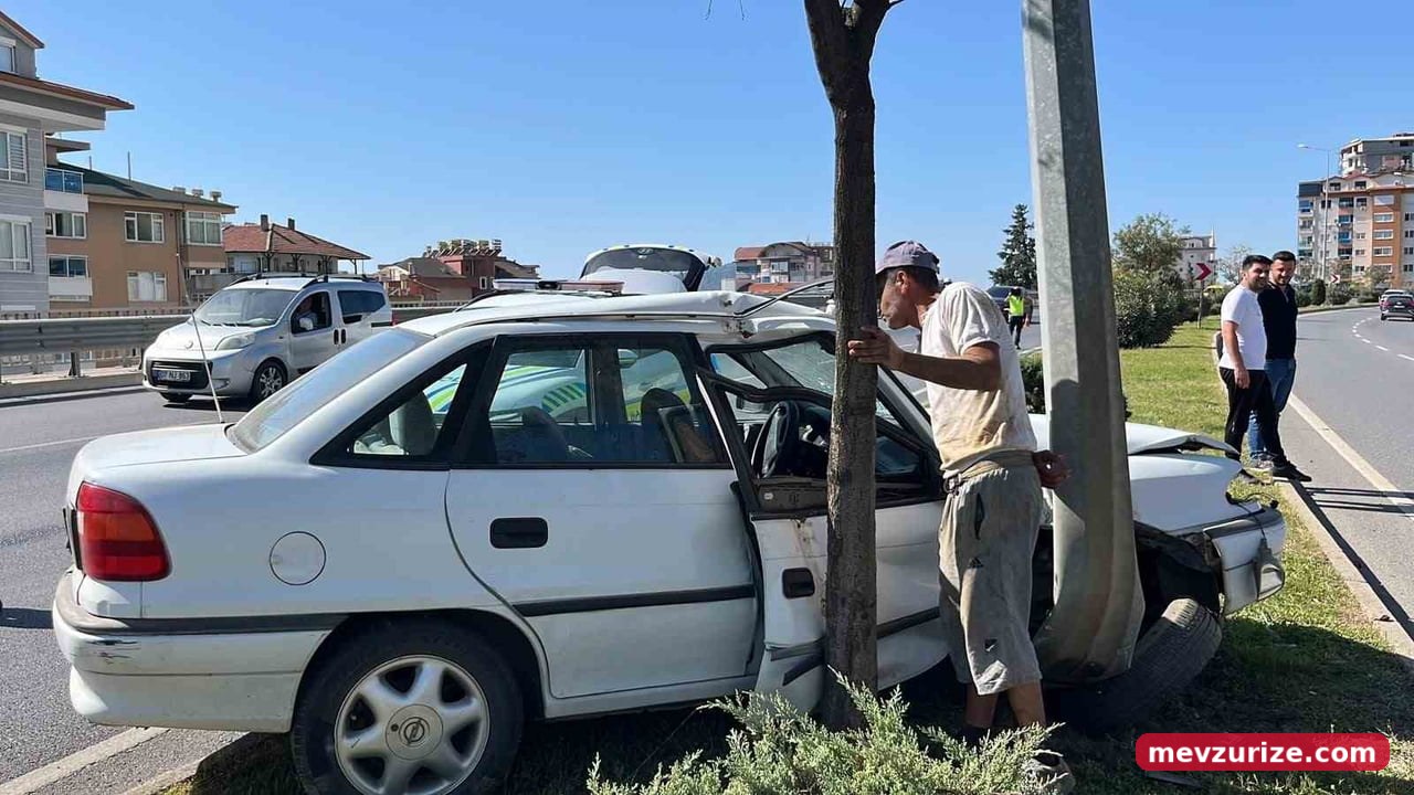 ANTALYA’NIN ALANYA İLÇESİNDE KONTROLDEN ÇIKAN OTOMOBİLİN REFÜJDEKİ AYDINLATMA DİREĞİNE ÇARPTIĞI...