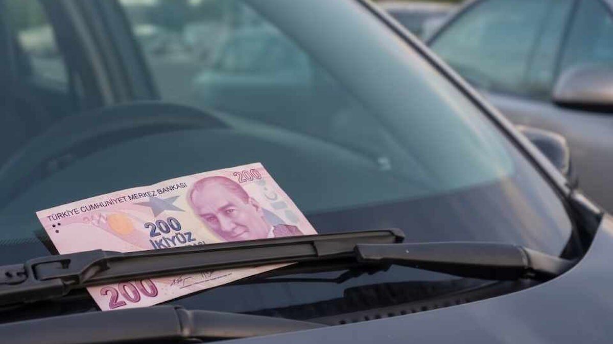 Arabanın ön camında 200 lira bulursanız hemen polisi arayın