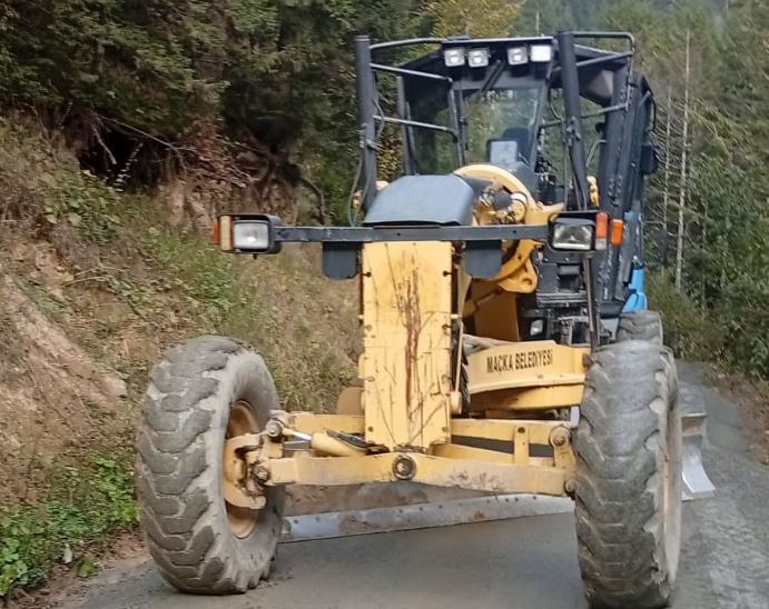 Maçka Gürgenağaç Mahallesi’nde Kuru Beton Yol Çalışmaları Sürüyor