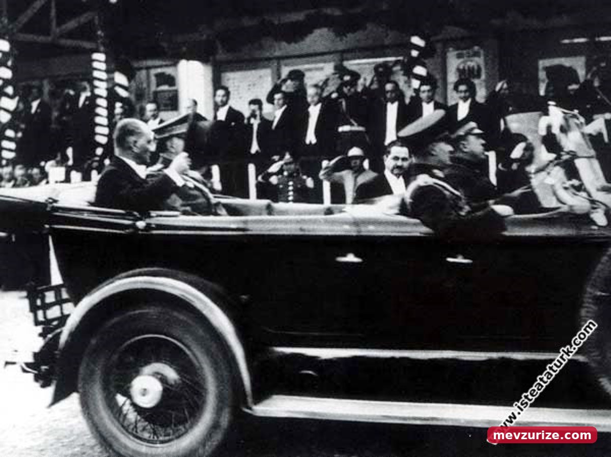 Atatürk, Mareşal Fevzi Çakmak ile birlikte Ankara Hipodromu’na giriş yaparken 29 Ekim 1933