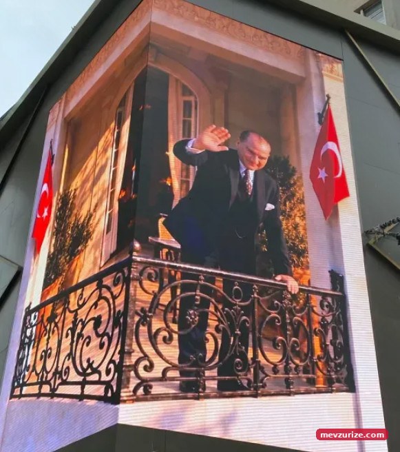 Balkonda Atatürk belirdi! Görenler gözyaşlarını tutamadı - Resim : 1