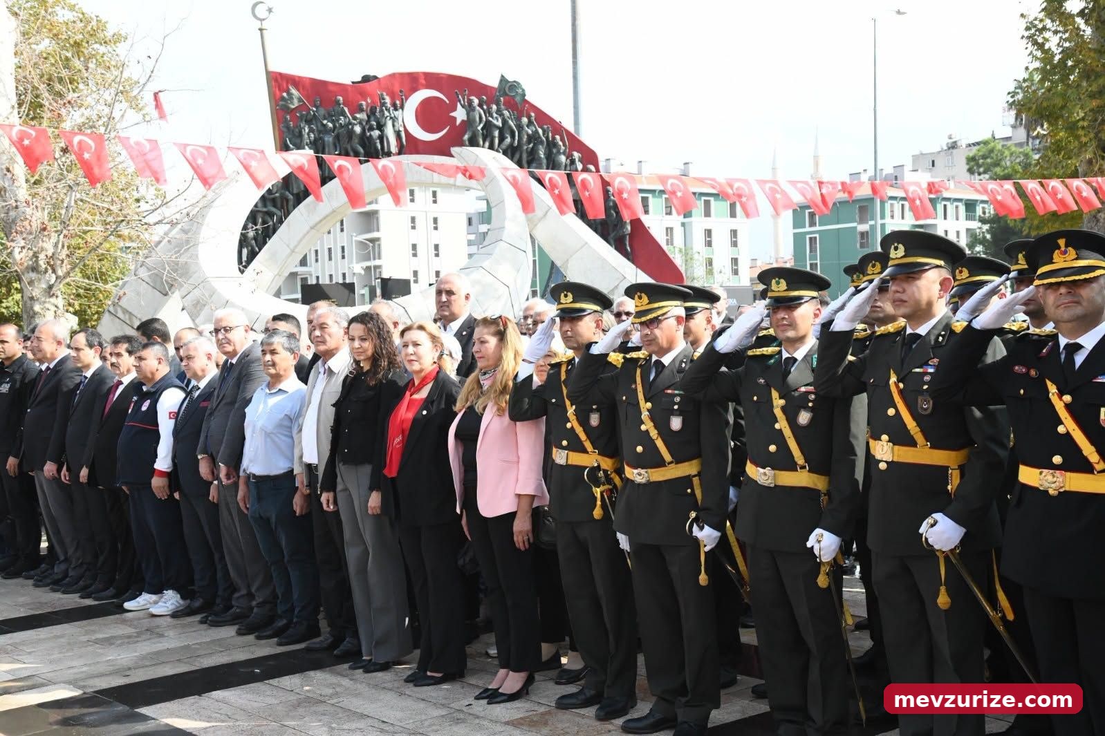 Başkan İbrahim Çenet Atatürk Anıtı'na Çelenk Sundu2