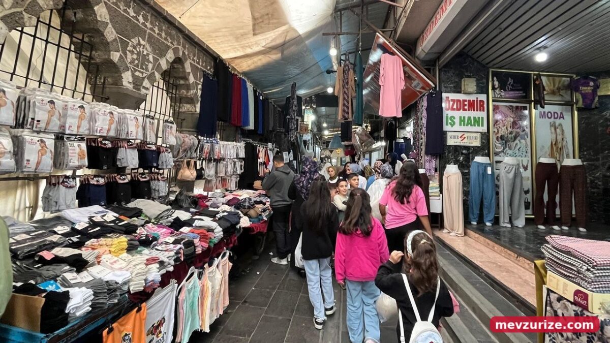 Diyarbakır’ın en ucuz çarşısında yoğun kalabalık