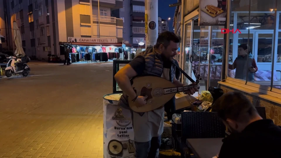 ‘Mozart sütlüsü’ yaptı: Müşterileri tatlısını yerken o da ud çalıyor