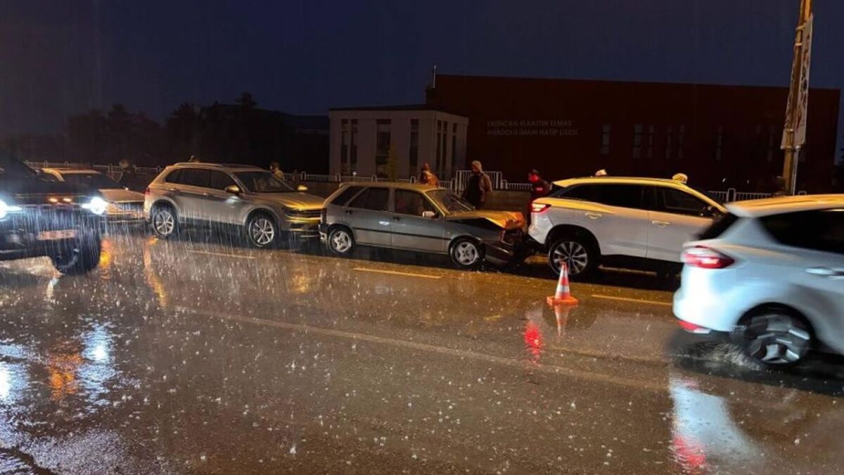Erzincan’da sağanak yağış kazaya neden oldu: 5 araç çarpıştı