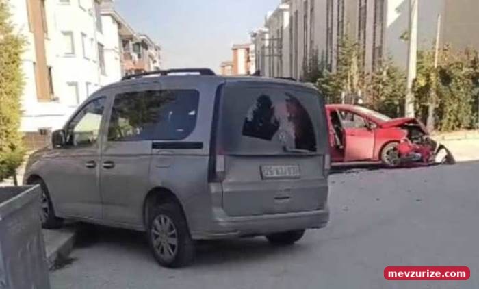 Eskişehir'de kazada otomobilin önü parçalandı