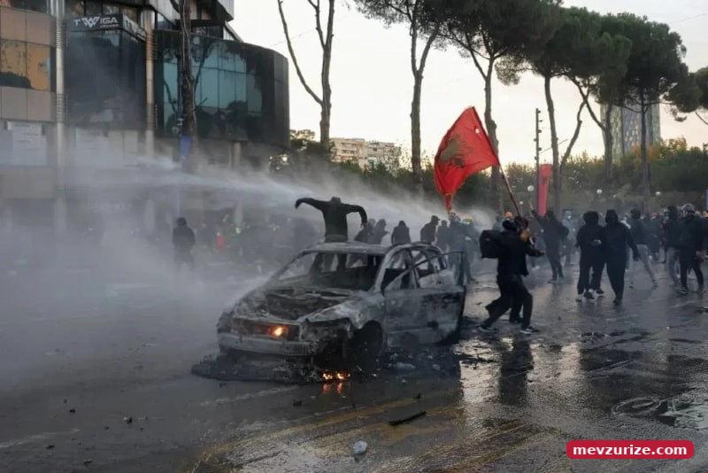 Arnavutluk'taki gösterilerden bir kare