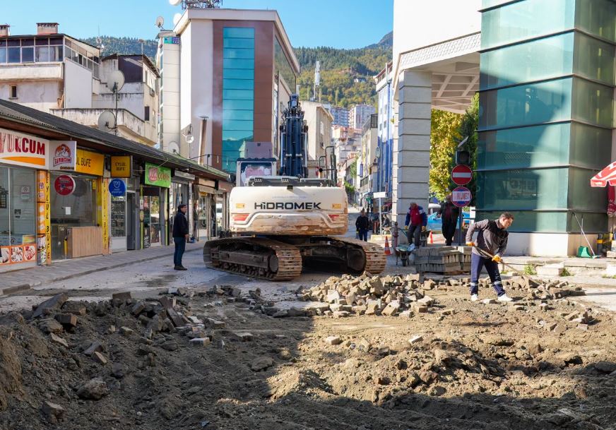 Artvin İnönü Caddesi’nde 2. Etap Kilit Parke Yenileme Çalışmaları Başladı
