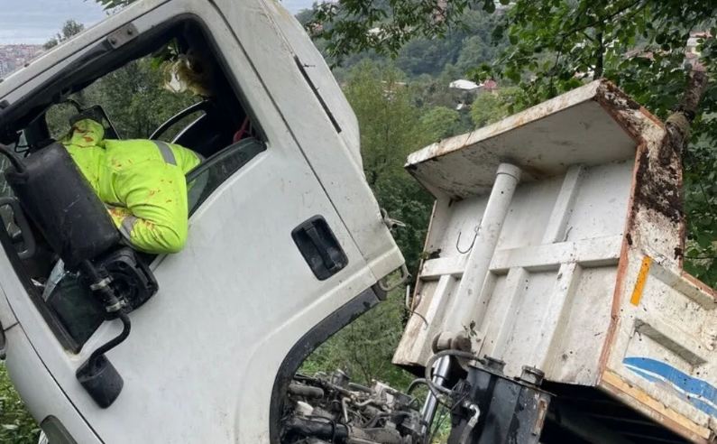 Rize’de çay bahçesine devrilen kamyonun sürücüsü ağır yaralandı