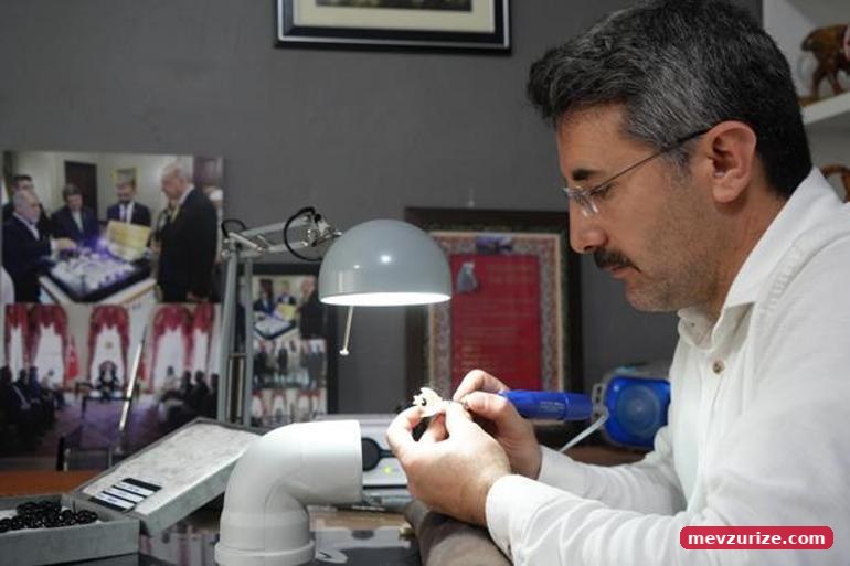 Gündüz güvenlik görevlisi, boş zamanlarında tespih ustası Sanatını dişe işliyor