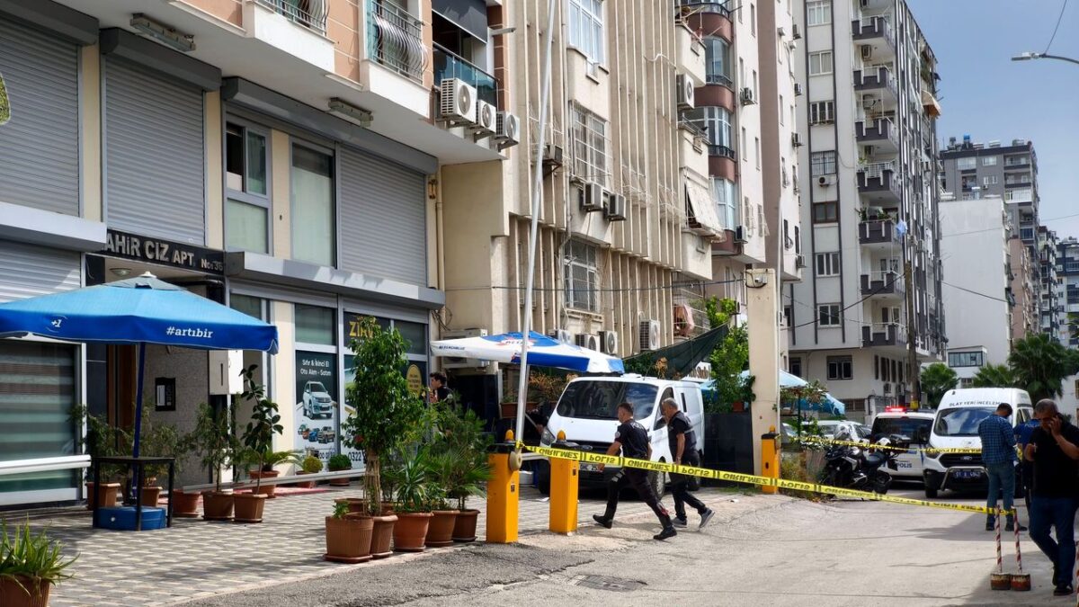 İş yerinin önünde otururken silahlı saldırıya uğrayan kuyumcu öldü