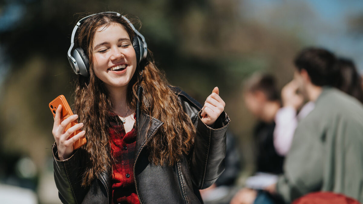 İngiltere’de otobüslerde yüksek sesli müzik dinleyenlere 100 sterlin ceza kesilecek