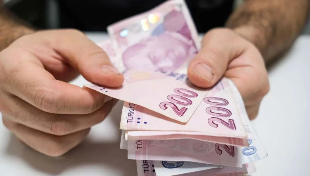 EYT düzenlemesinin ardından 8 Eylül 1999 ile 30 Nisan 2008 tarihleri arasında sigorta girişi olan çalışanlar, kademeli emeklilik beklentisini koruyor. Emeklilikte Adalet Derneği (EMADDER) yöneticilerinin Çalışma ve Sosyal Güvenlik Bakanlığı nezdinde yürüttüğü temaslar ve siyasi partilerin konuyu TBMM gündemine taşıyan teklifleri süreci hareketlendirmiş durumda. Her ne kadar Çalışma ve Sosyal Güvenlik Bakanlığı tarafından mevcut emeklilik sisteminde şu aşamada bir değişiklik planlanmadığı vurgulansa da, sosyal güvenlik uzmanları kamuoyu baskısı ve muhtemel seçim takvimi doğrultusunda konunun 2027 yılında yasal bir zemine taşınabileceğini öngörüyor. Halihazırda yasalaşmış veya Resmi Gazete'de yayımlanmış bir düzenleme bulunmazken, TBMM'deki komisyon süreçleri ile hükümet ve muhalefet kanadından gelecek resmi açıklamalar takip ediliyor.