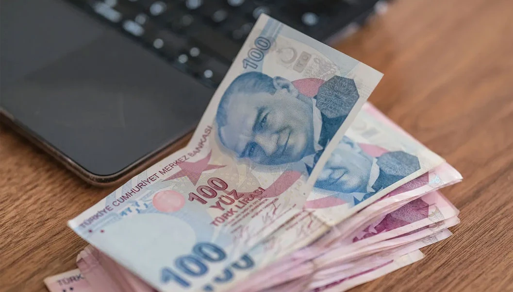 Milyonlarca vatandaşın gündeminde kademeli emeklilik düzenlemesi yer alıyor. Özellikle 2000 ile 2008 yılları arasında sigorta girişi bulunan çalışanlar, EYT düzenlemesinin ardından kendileri için de yeni bir emeklilik formülü oluşturulmasını bekliyor.