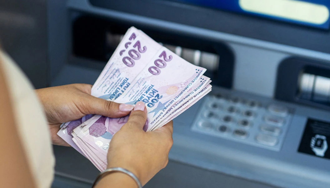 Kademeli emeklilik 2027’de çıkacak mı?Kademeli emeklilik beklentisi yeniden gündemde. Emeklilikte Adalet Derneği (EMADDER) temsilcileri, Çalışma ve Sosyal Güvenlik Bakanlığı'nda bir araya geldi. Görüşmenin ardından konuya dair değerlendirme yapan SGK Uzmanı Ersin Bayav, düzenlemenin 2027'de hayata geçebileceğine ilişkin beklentisini paylaştı.