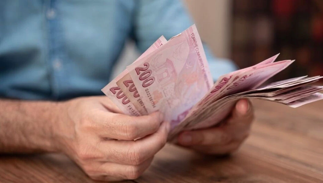 Sürece ilişkin değerlendirmede bulunan SGK Uzmanı Ersin Bayav, beklenti içindeki çalışanlar için 2027 yılını işaret etti. Hazırlıkların kademeli bir geçiş modeli üzerine kurgulanabileceğini belirten Bayav, bu adımla birlikte 1999-2008 yılları arasında işe başlayan yüz binlerce vatandaşın sisteme aşamalı olarak dahil edilebileceğini kaydetti.