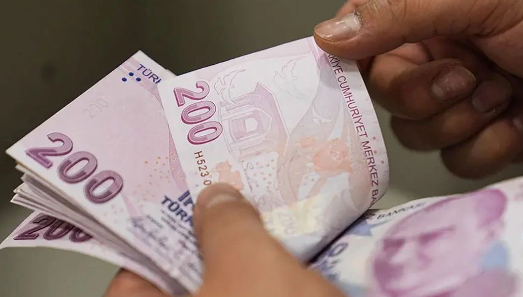 BBP Genel Başkanı Mustafa Destici, kademeli emeklilik düzenlemesine ilişkin bir haber sitesine açıklamalarda bulundu. Destici açıklamasında, "4, 5, 6, 7 puanlar. Dolayısıyla da ortada büyük bir mağduriyet var. Biz parti olarak ilk günden itibaren kademeli emeklilik konusundaki bu adaletsizliği dile getirdik.Mağduriyetin giderilmesini istedik ve bu konuda da Türkiye Büyük Millet Meclisi'ne hem kanun teklifi verdik. Meclis açıldıktan sonra ilk işlerimizden bir tanesi Meclis'te grubu bulunan ve bulunmayan siyasi partilerle bir araya gelerek bir kanun teklifi, ortak bir kanun teklifi verilmesi hususunda girişimlerde bulunacağız." ifadelerini kullandı. Kademeli emeklilik düzenlemesine dair çalışmalarının olduğunu ve Meclis'e taşıyacaklarını ifade eden Destici, "Ama elbette ki bunu Hazine ve Maliye Bakanlığımızla, Sayın Cumhurbaşkanımızla da görüşeceğiz. İnşallah bunun da çözümü noktasında BBP olarak elimizden gelen tüm gayreti göstereceğiz." dedi.CHP Karabük Milletvekili Cevdet Akay tarafından hazırlanan kademeli emeklilik kanun teklifi TBMM'ye sunulmuştu. Teklifte, 8 Eylül 1999 ile 16 Nisan 2008 tarihleri arasında sigorta girişi bulunan vatandaşlara kademeli emeklilik hakkı tanınmasını öngörmekte.
