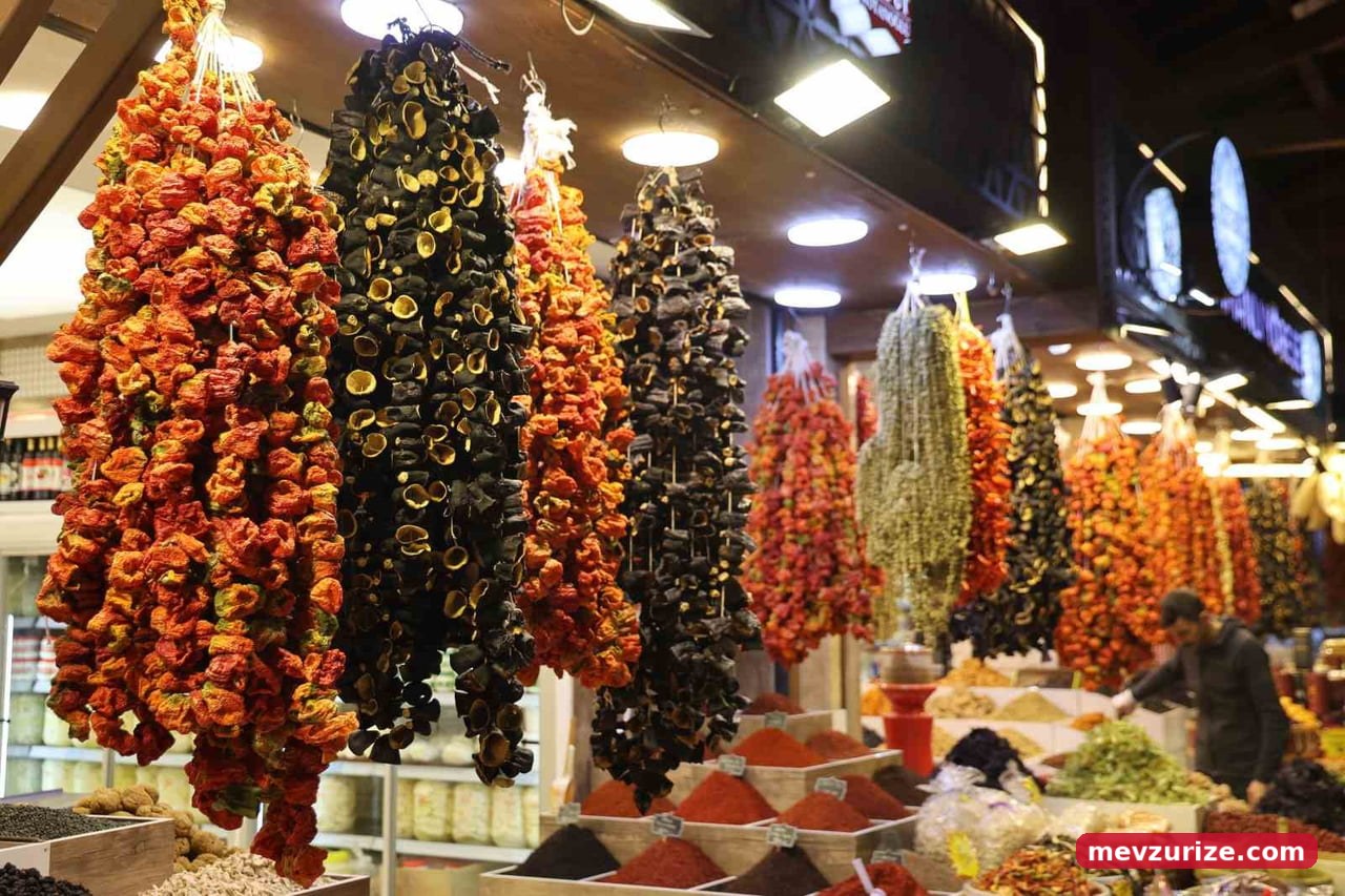 ELAZIĞ’DA KIŞ AYLARININ VAZGEÇİLMEZ LEZZETİ OLAN YENİ MAHSUL KURUTMALIKLAR TEZGAHLARDAKİ YERİNİ...