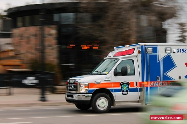 Ambulansta baskı altında sakin kalmayı başarıyor