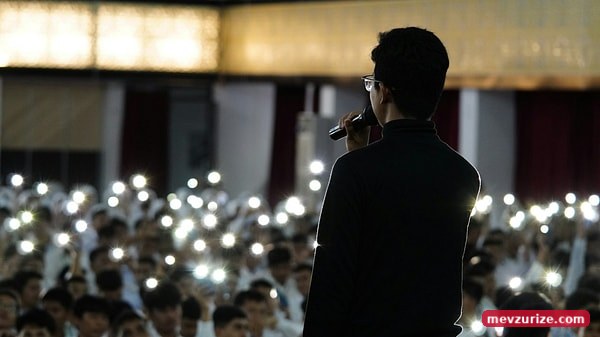 Bir davanın önüne geçip yürümekten çekinmiyor
