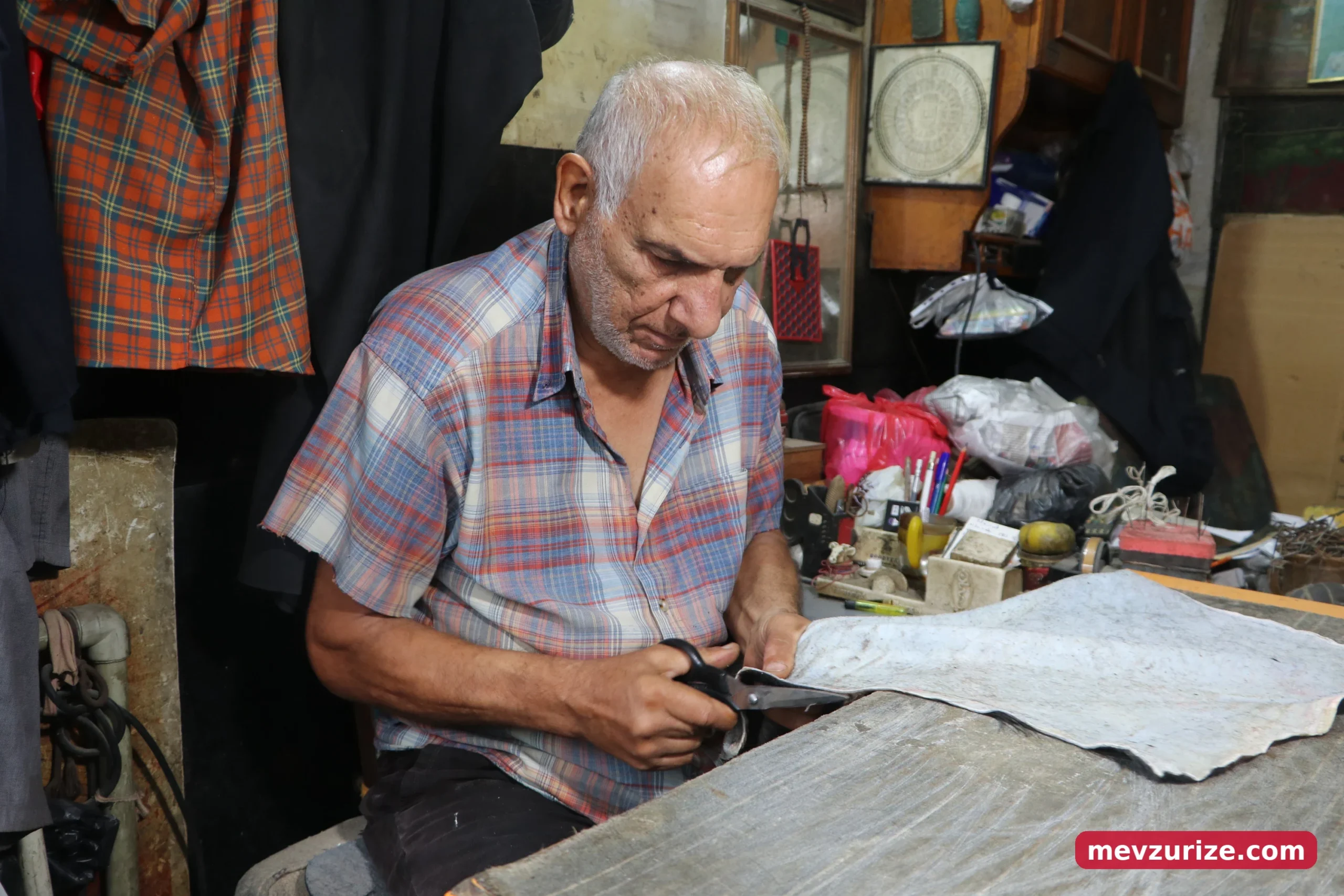 İçen kardeşler birlikte çalışıyorÇocukluktan bu yana dericilik yapan İçen kardeşler, üretim sırasında ortaklaşa bir yaklaşımla çalışmalara devam ediyor. İlk aşamada Abi Cabbar, gelen derilerin üzerindeki tüyleri temizleyerek kardeşi Ali’ye teslim ederken, Ali ise derileri büyük bir titizlikle dikerek içerisine peynir koyulacak kalıplar haline getiriyor. El emeğiyle üretilen peynir tulumları, istekler doğrultusunda yurt içi ve yurt dışı olmak üzere satış gerçekleştiriyor.
