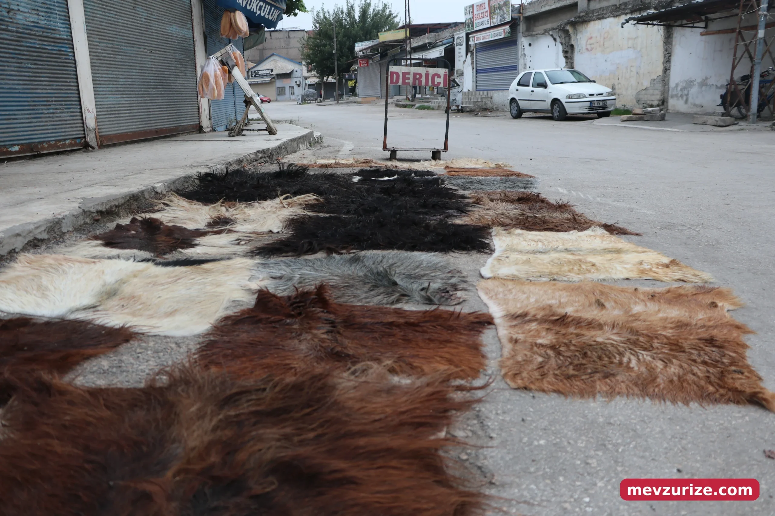 "Türkiye ve dünyanın her yerine gönderiyoruz"Cabbar İçen, bu işin rahmetli babasının mesleği olduğunu belirterek, “60 senedir biz devam ettiriyoruz. Önceden biz hazır deri alıp satıyorduk. Sonradan maddi sıkıntılar olunca bu işe döndük. Şükürler olsun ki tutturduk. Ürünlerimizi Avrupa'ya da gönderiyoruz. Talep olduktan sonra Türkiye ve dünyanın her yerine gönderiyoruz. Deriden ceket, çanta gibi ürünler elde edilebiliyor ancak biz burada peynir tulumu dikiyoruz” şeklinde konuştu.