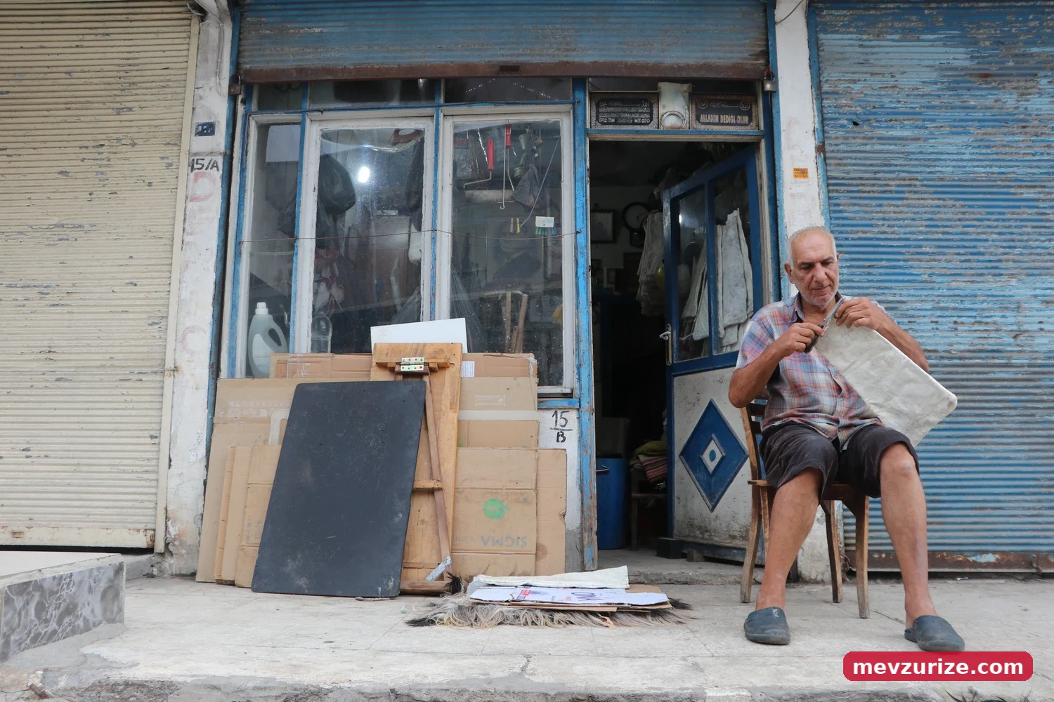 "Almanya, Fransa ve İtalya'ya da gönderdik"Ali İçen ise Türkiye'de bu işi elle yapan başka kimsenin olmadığının altını çizerek, "Makinesi var ama biz elle yapıyoruz. Meslek ölmesin diye mecburen biz yapıyoruz. Evde oturacağımıza çalışıyoruz. Burada yıllardan beri peynir derisi üretiyoruz. Türkiye'nin her tarafına gönderiyoruz. Almanya Fransa ve İtalya'ya da gönderdik. Talep oluğu sürece dünyanın her yerine gönderiyoruz. Kardeşim sabahtan gelip deriyi kesip tüyünü alır, ben de dikerim. Şimdiye kadar kardeşimle ayrılmadık, bundan sonra da ayrılmayız" şeklinde ifade etti.
