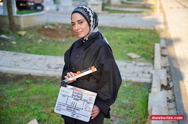 Kızılcık Şerbeti kadrosuna geri dönen Ceren Karakoç'un ilk set fotoğrafı yayınlandı. Nursema'nın arkasındaki mezarlık görüntüsü dikkat çekti.