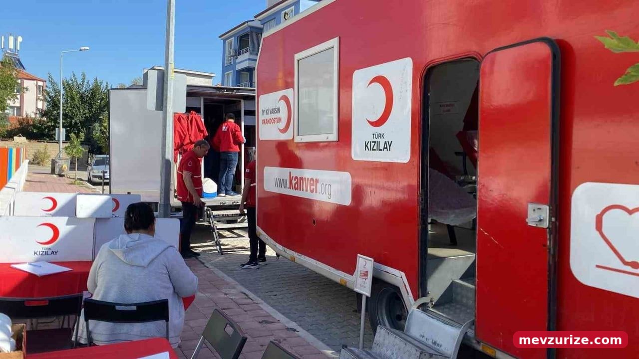 Okul bahçesinde öğrencilerin çağrısı 26 ünite kan sağladı